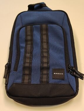 Oakley Men’s Navy Blue and Black Sling Pack
